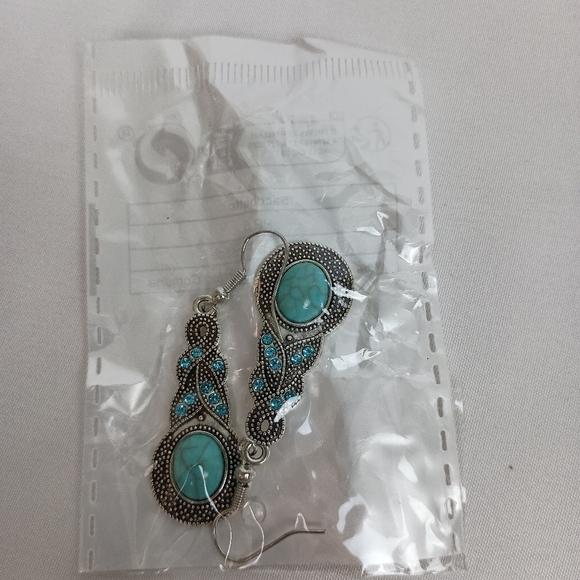 2/30$ Or 3/$35 Turquoise and Silver Dangle Earrings (#0209) - Picture 1 of 2